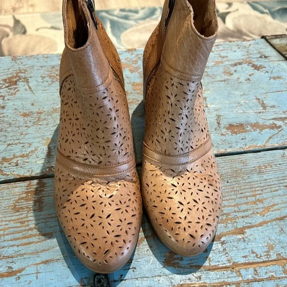 Silent D “Pearsy” perforated leather ankle boots EU 40 (fits approx US 9–9.5) - Picture 4 of 7